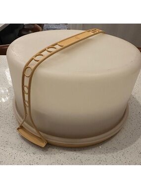 Tupperware Cream and Tan Cake Carrier with Handle